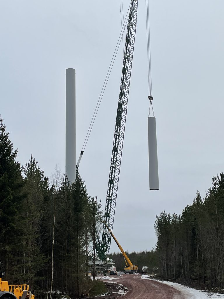 Montering av vindkraftverk pågår